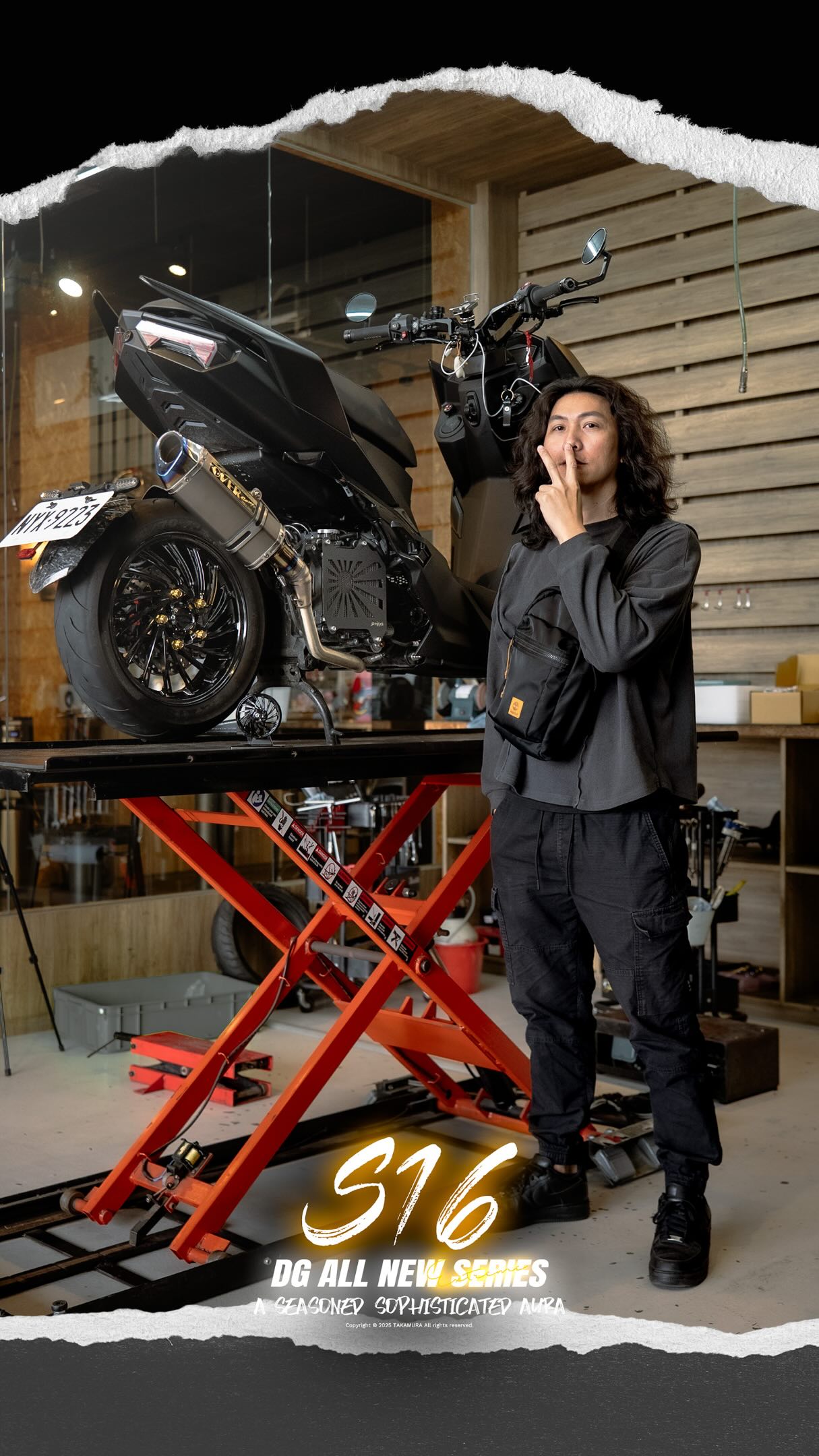Takamura 工坊內的職人與架上的改裝車